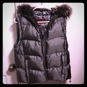 Women’s hooded puffer vest - charcoal
